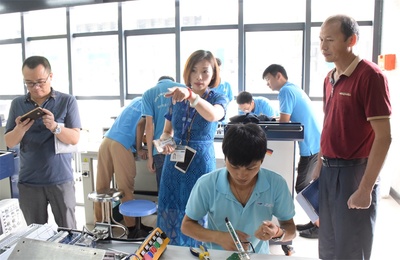 深化技術(shù)交流，共謀合作發(fā)展——東莞職業(yè)技術(shù)學(xué)院機(jī)電工程系領(lǐng)導(dǎo)來我院參觀交流